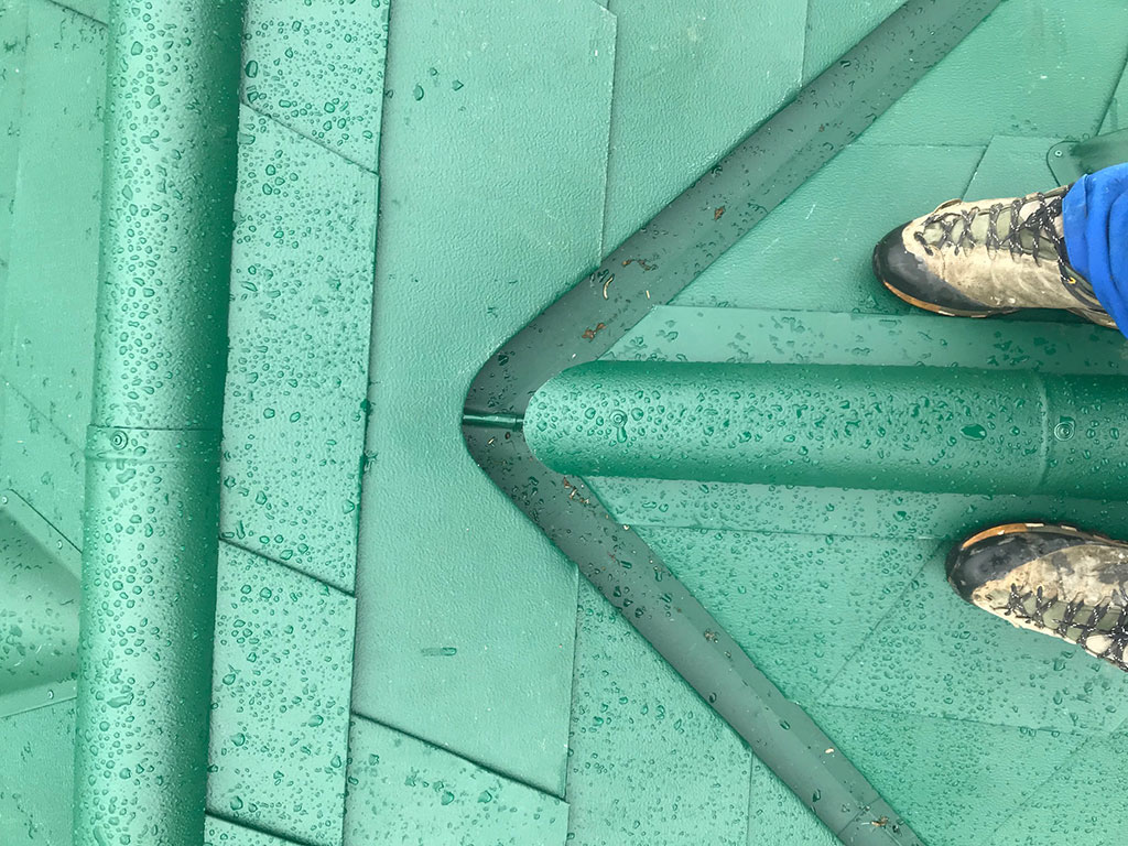 nahaufnahme eines grünen neu eingedeckten daches mit prefa platten