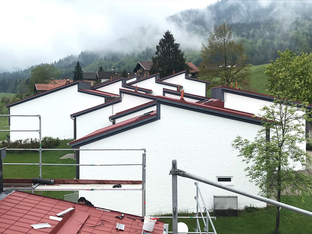 Wohnkomplex in inzell als Seitenansicht mit neuem Dach