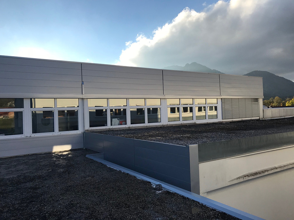 einbrennlackierte aluminium fassade eines betriebsgebäudes