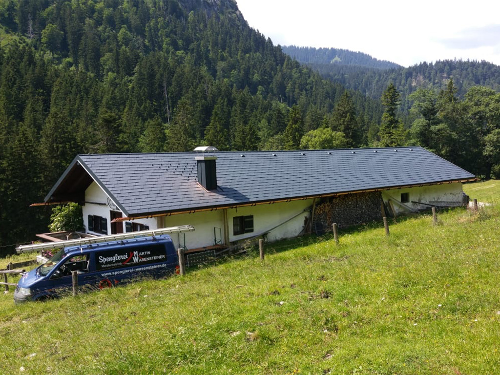 mit prefa gedecktes dach und verkleideter kamin mit kupfer dachrinne