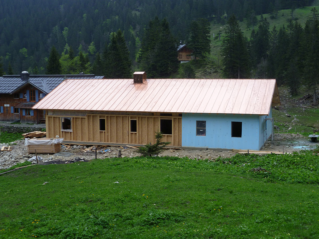 neu gedecktes dach und verkleideter kamin der hausstatt alm