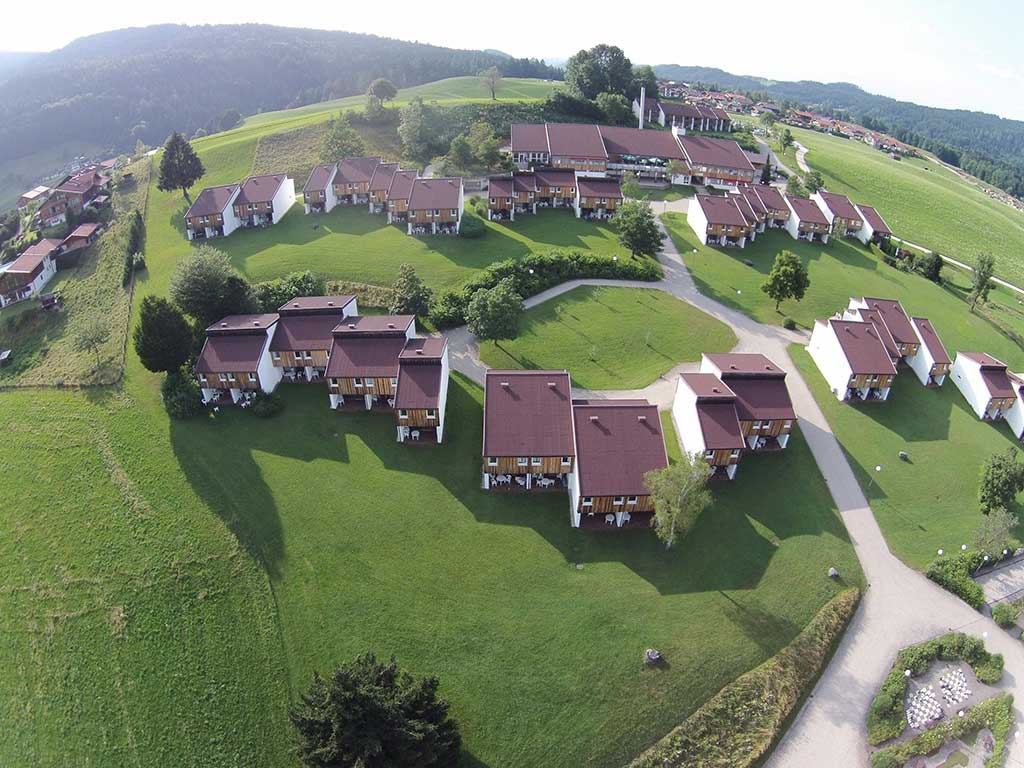 sanierte Dächer einer Ferienanlage Drohnenaufnahme